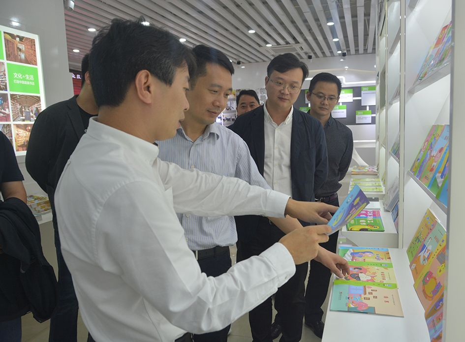 參觀圖書.JPG